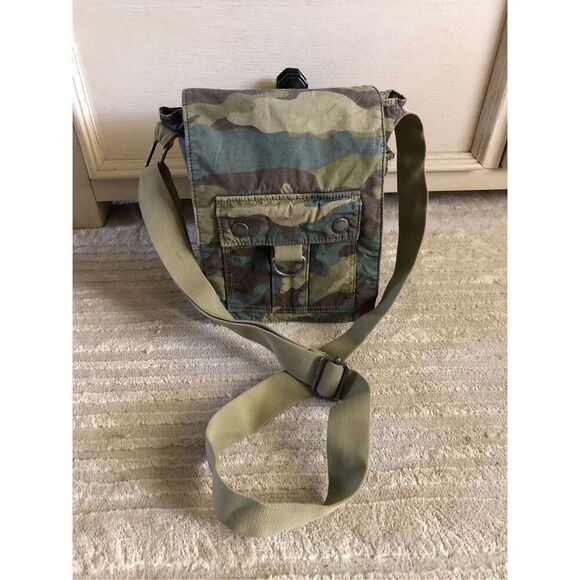 Old Navy Messenger Crossbody Bag Camo One Size - Picture 2 of 11